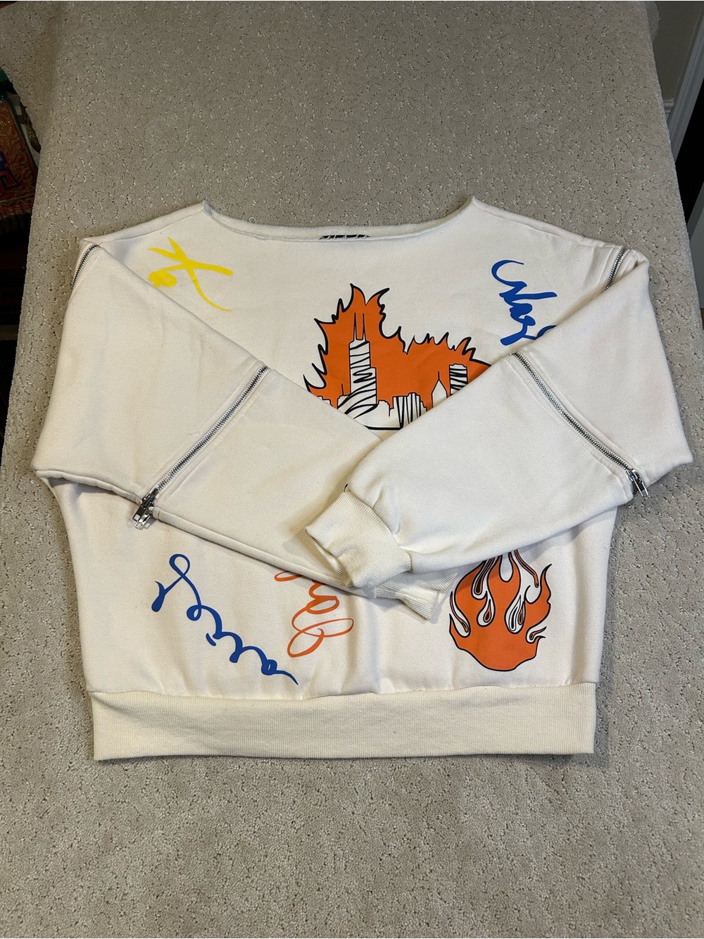 Akira Graphic Sweatshirt Cream Chicago Skyline Flame Zipper Shoulder Small